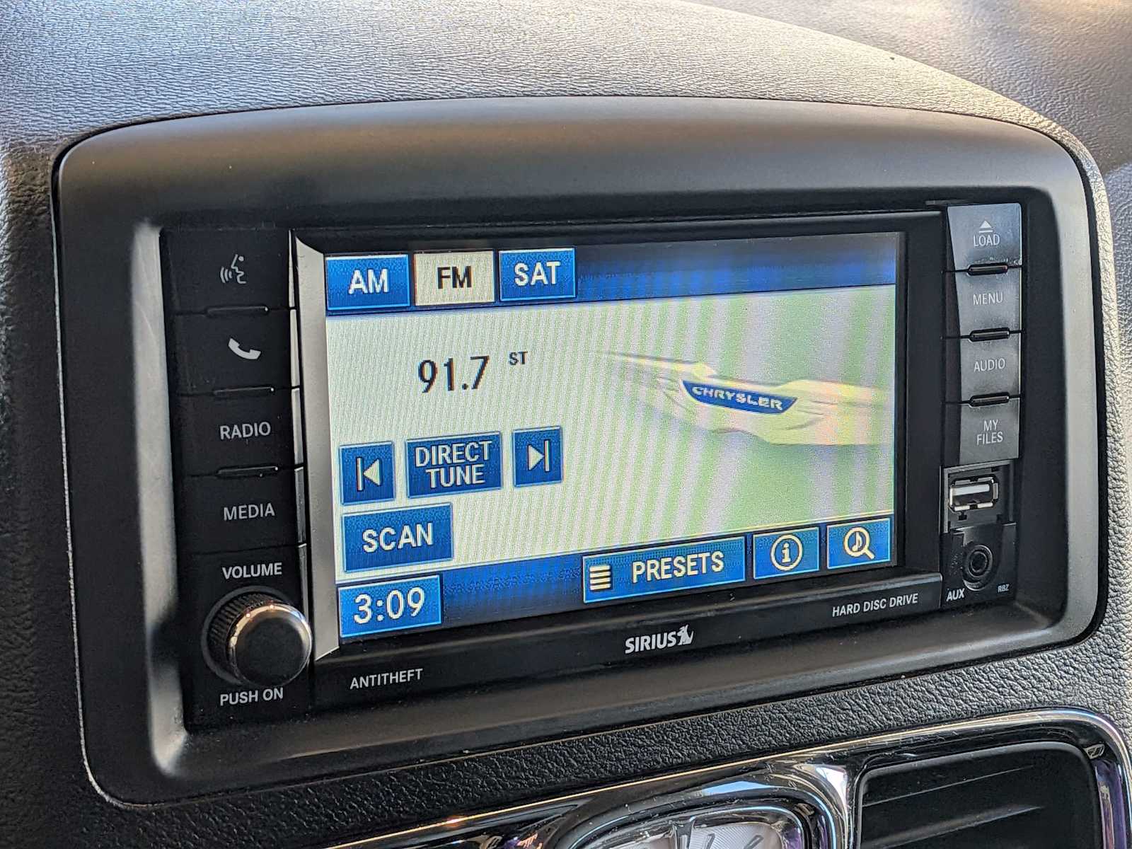 Thumbnail: 2012 Chrysler Town & Country - 23