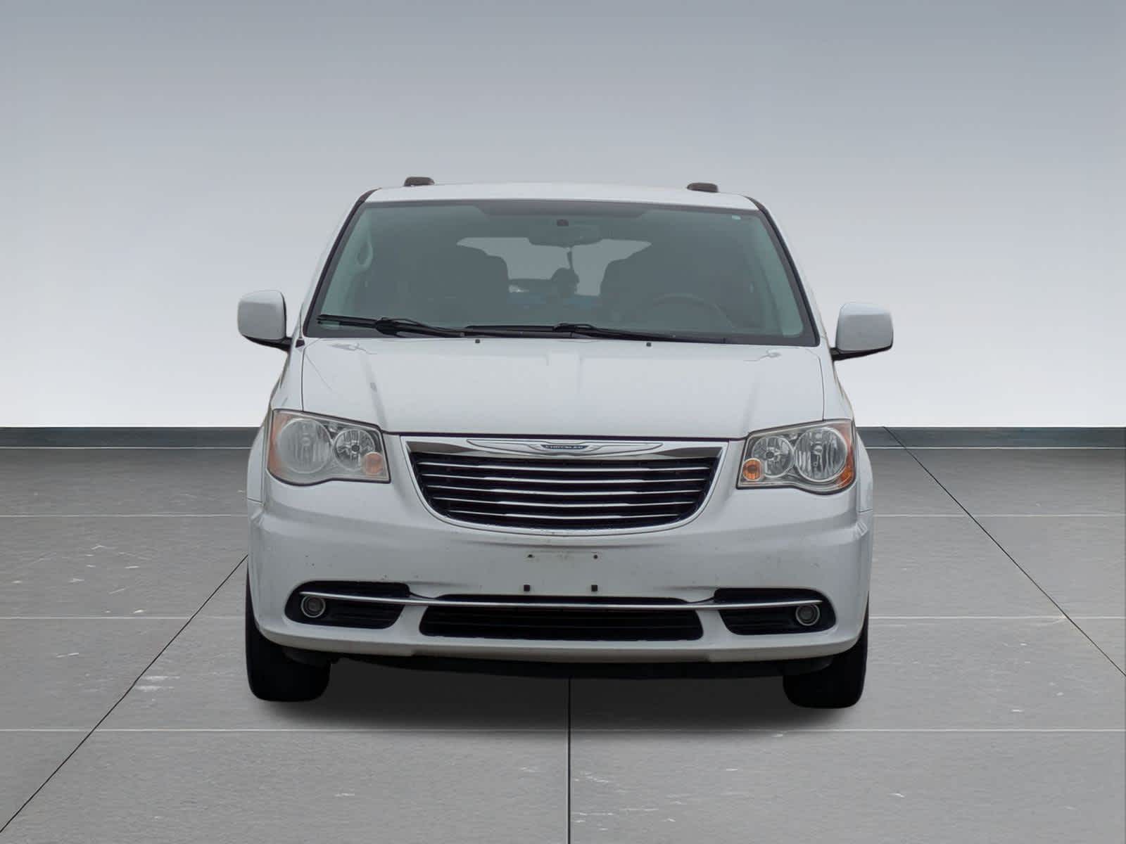 Thumbnail: 2015 Chrysler Town & Country - 9