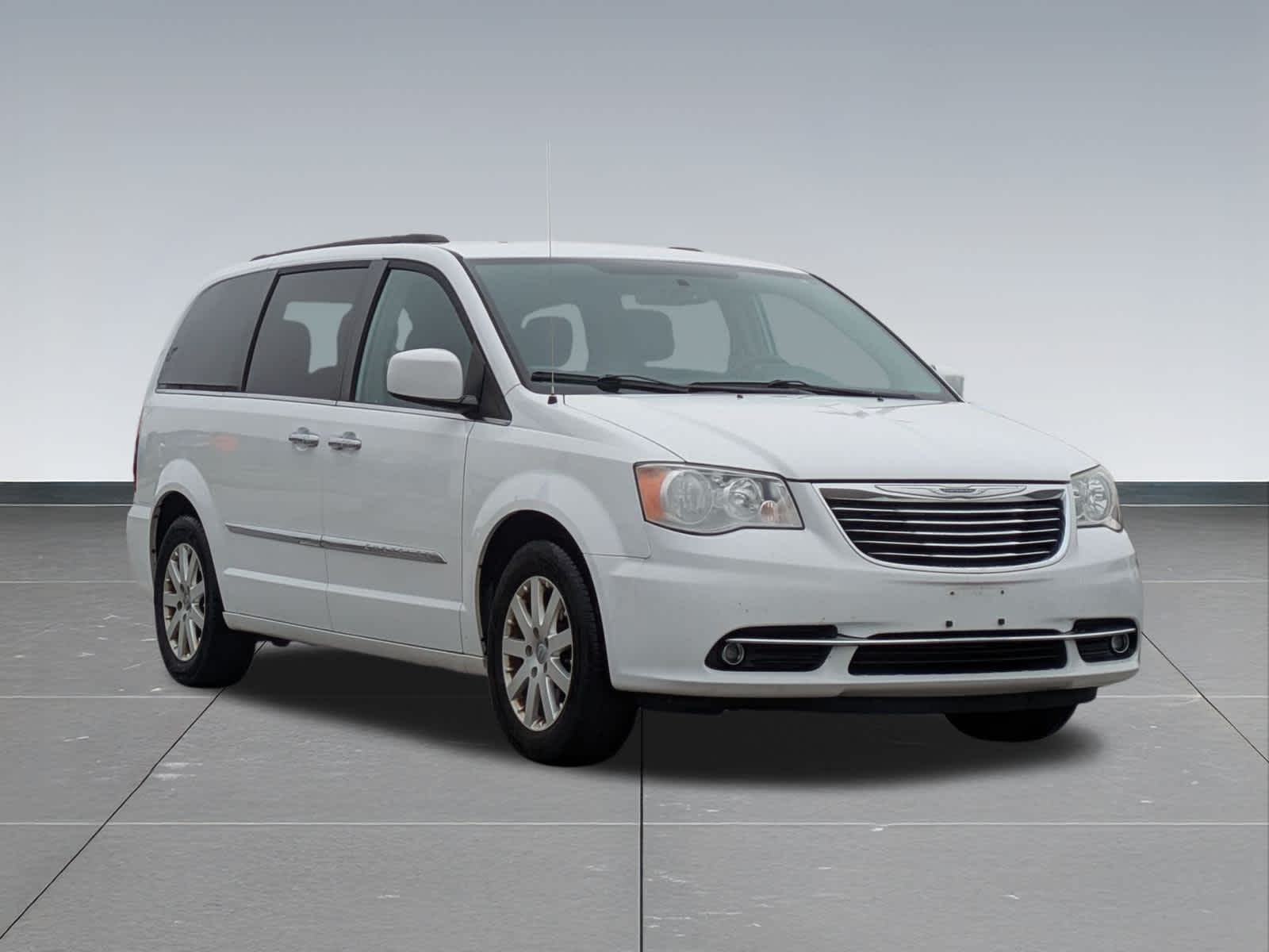 Thumbnail: 2015 Chrysler Town & Country - 8