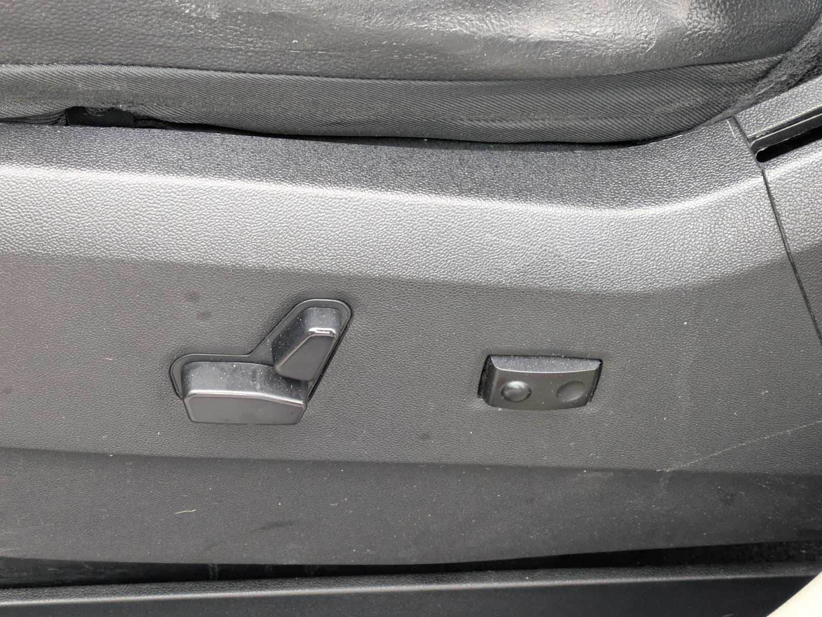 Thumbnail: 2015 Chrysler Town & Country - 15