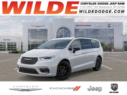 2026 Chrysler Pacifica Limited Passenger Van