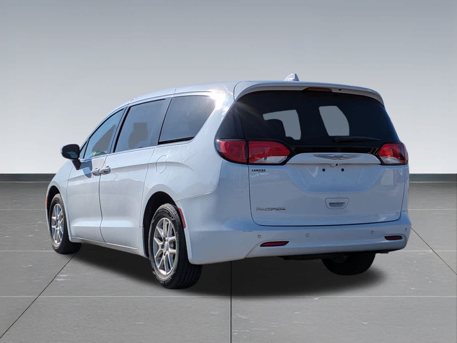 Thumbnail: 2018 Chrysler Pacifica - 4