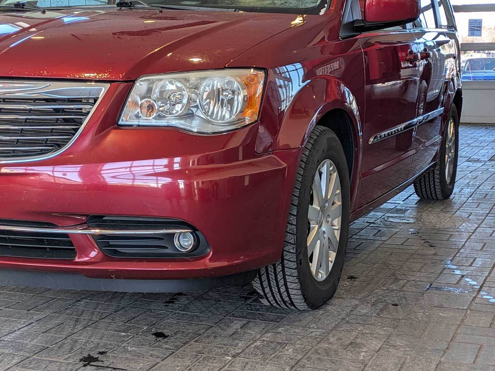 Thumbnail: 2012 Chrysler Town & Country - 10