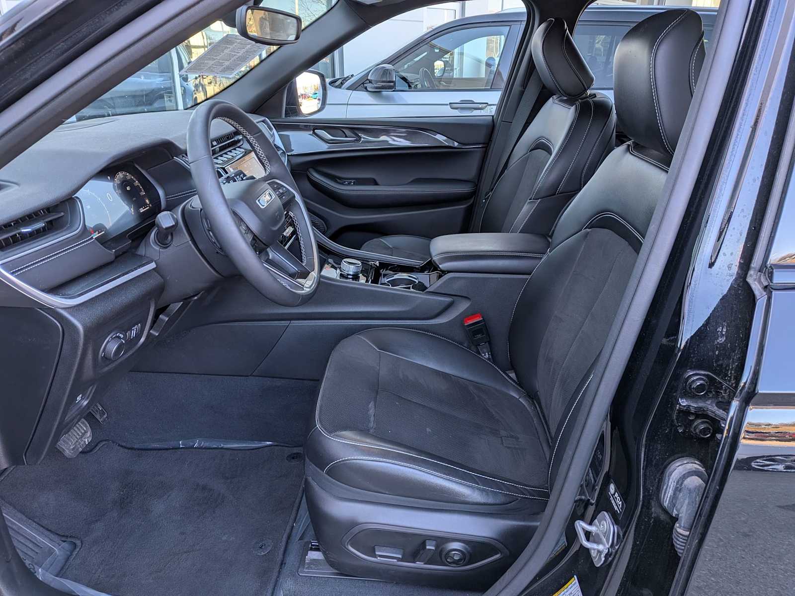 Thumbnail: 2023 Jeep Grand Cherokee - 14