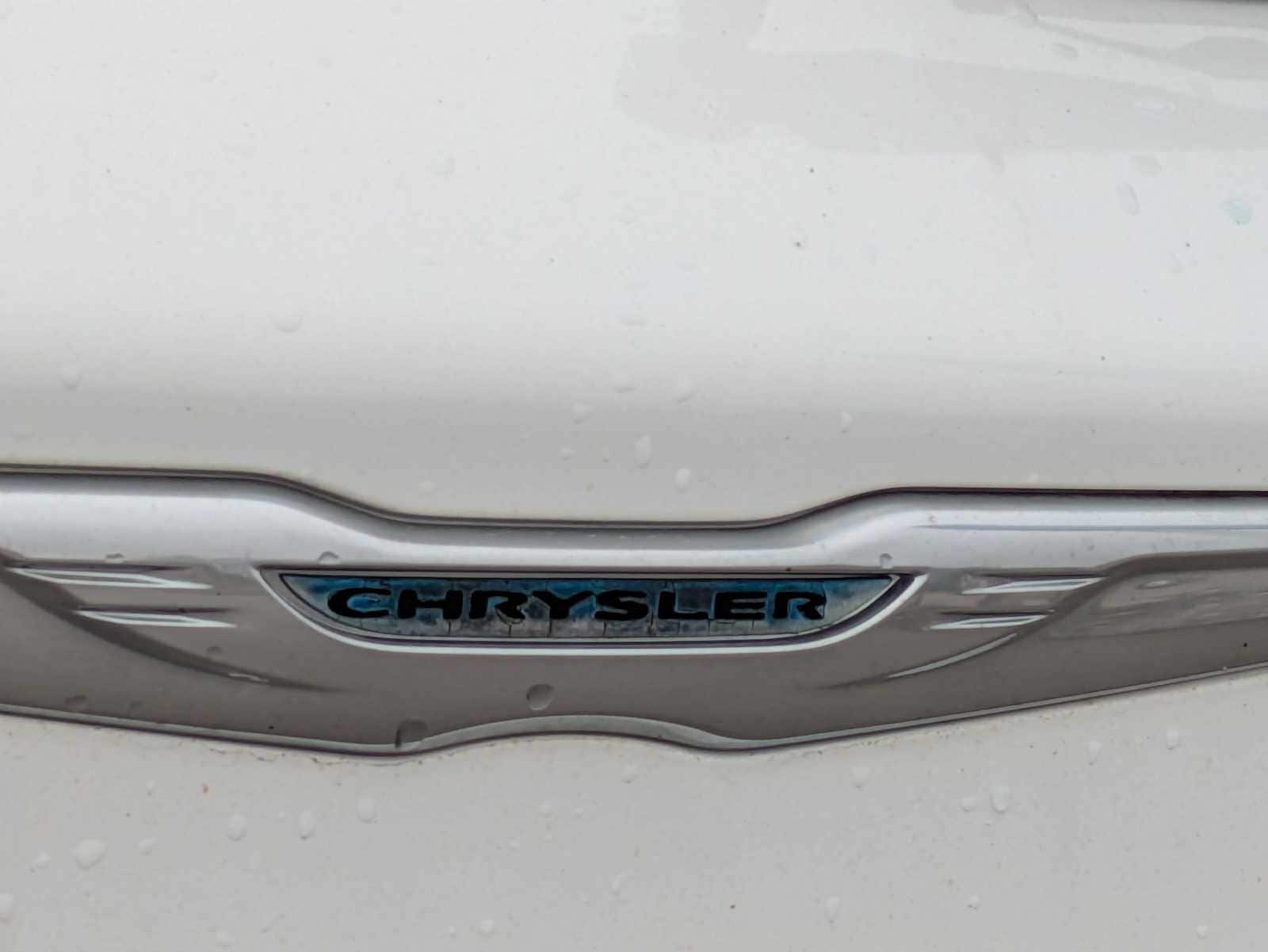 Thumbnail: 2015 Chrysler Town & Country - 11