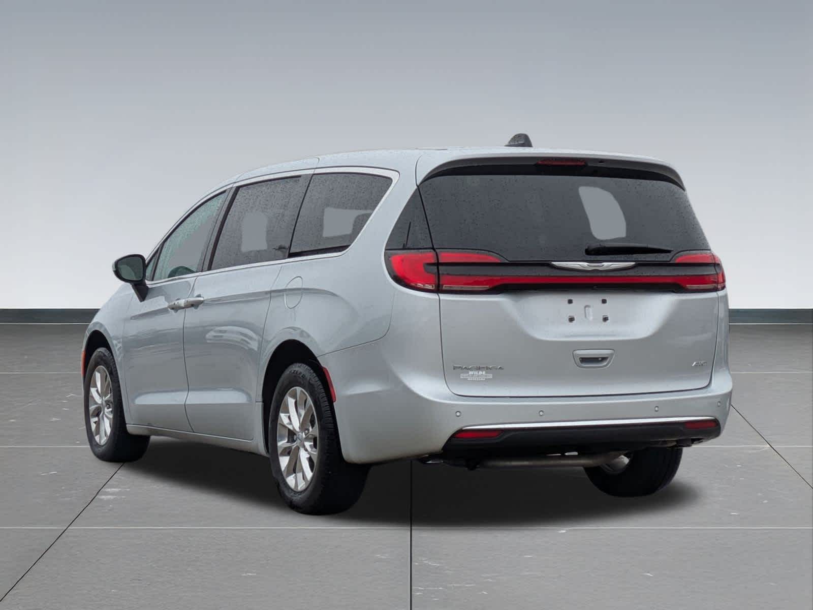 Thumbnail: 2023 Chrysler Pacifica - 4