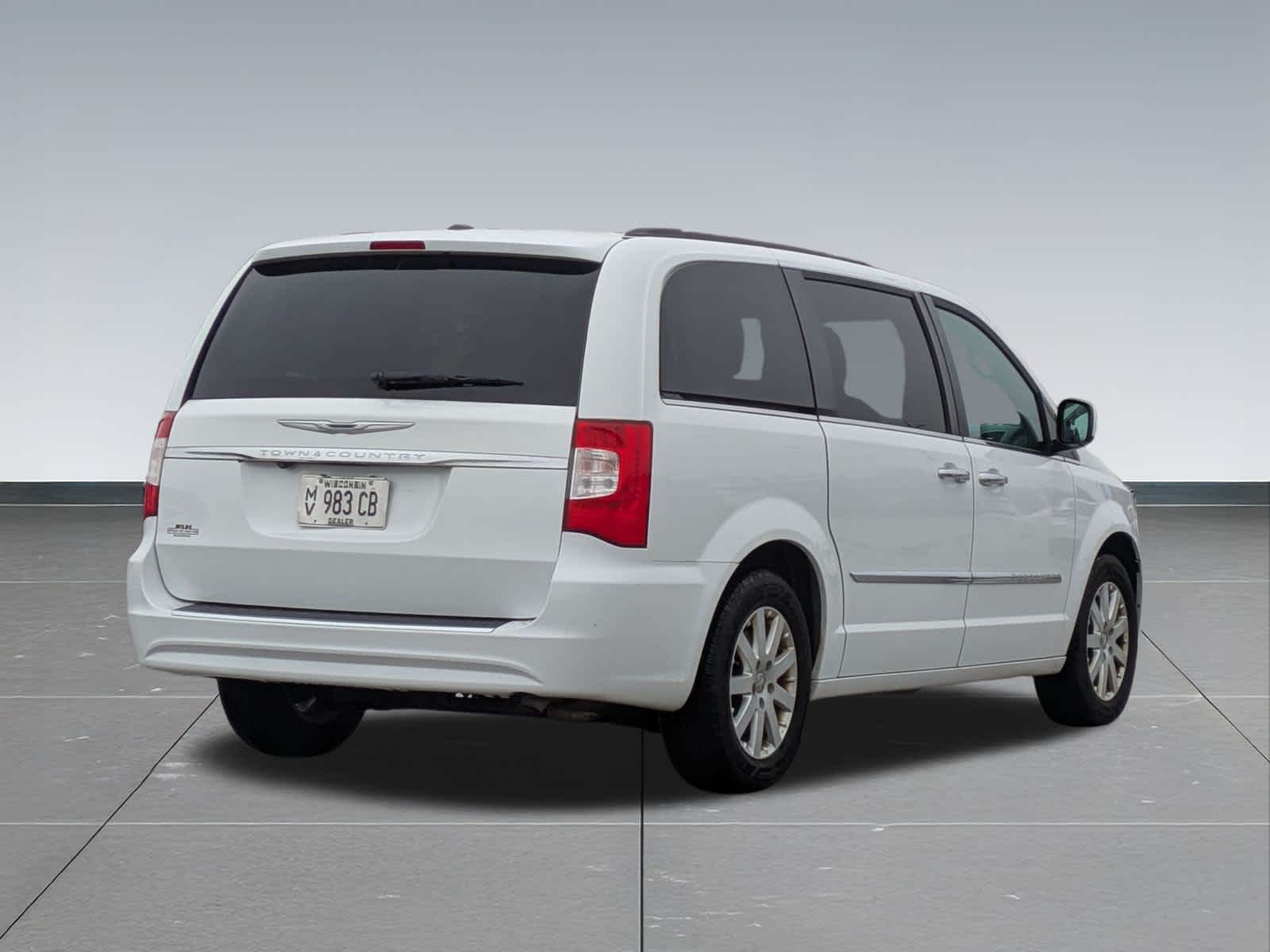Thumbnail: 2015 Chrysler Town & Country - 6