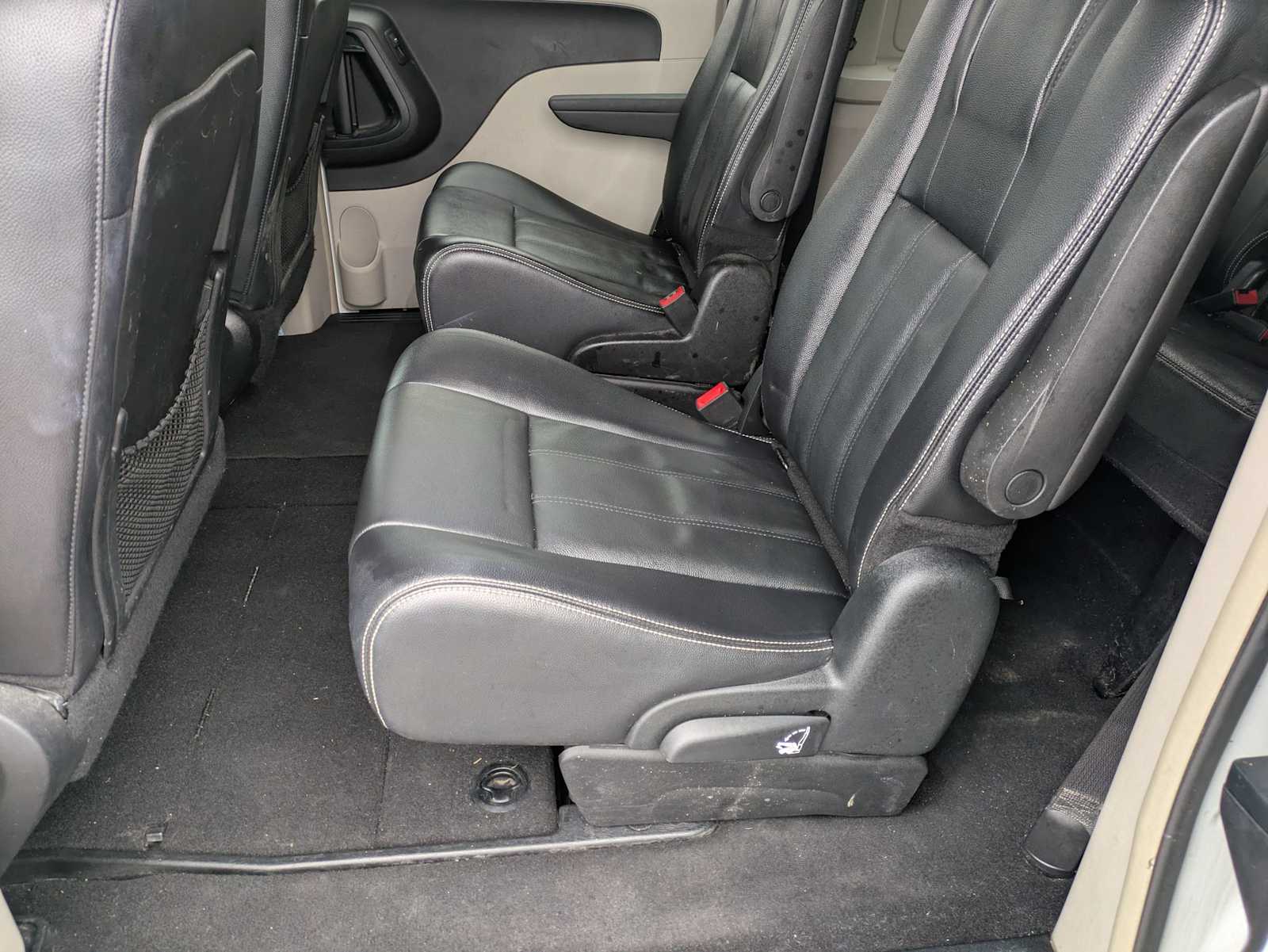 Thumbnail: 2015 Chrysler Town & Country - 17