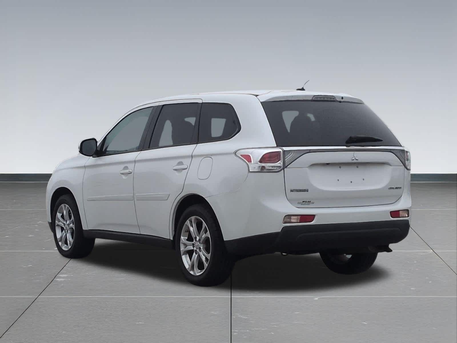Thumbnail: 2014 Mitsubishi Outlander - 4