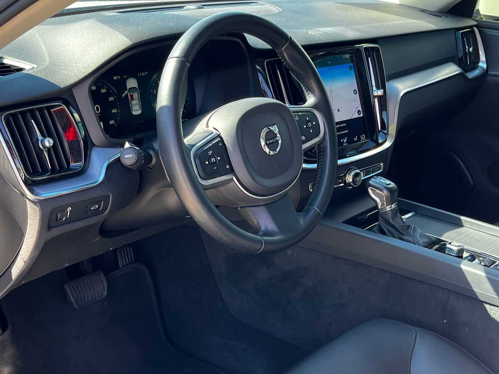 2019 Volvo S60 T6 Momentum photo 2