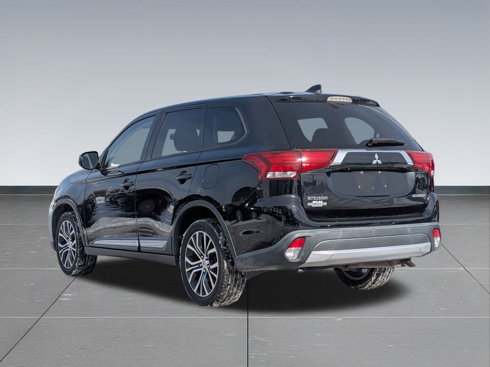 Thumbnail: 2017 Mitsubishi Outlander - 4