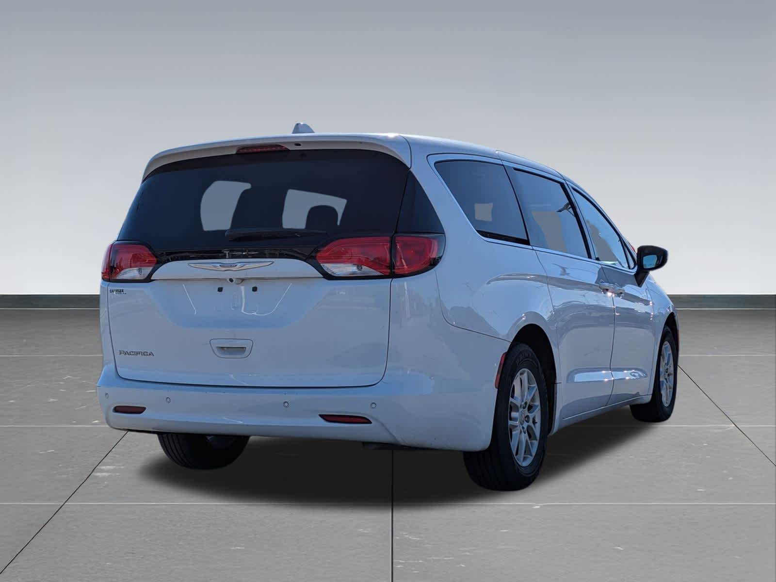 Thumbnail: 2018 Chrysler Pacifica - 6