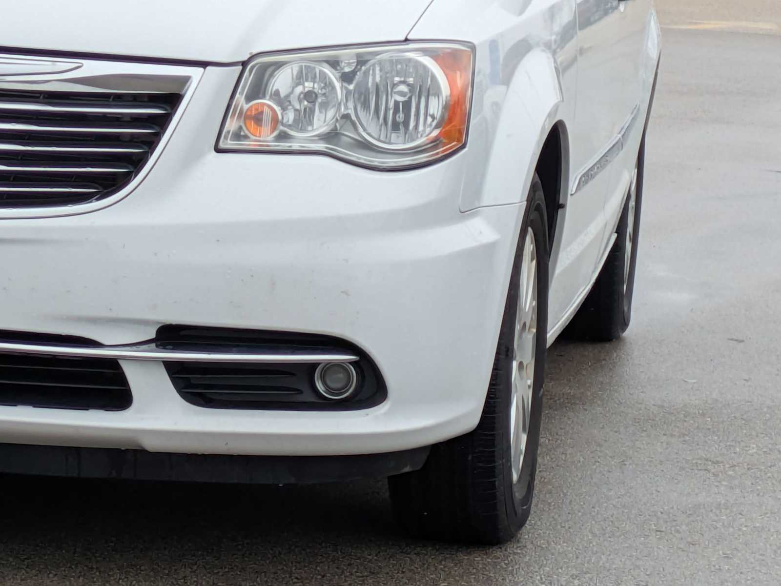 Thumbnail: 2015 Chrysler Town & Country - 10