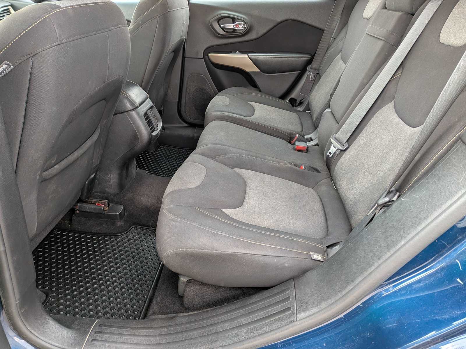 Thumbnail: 2018 Jeep Cherokee - 17