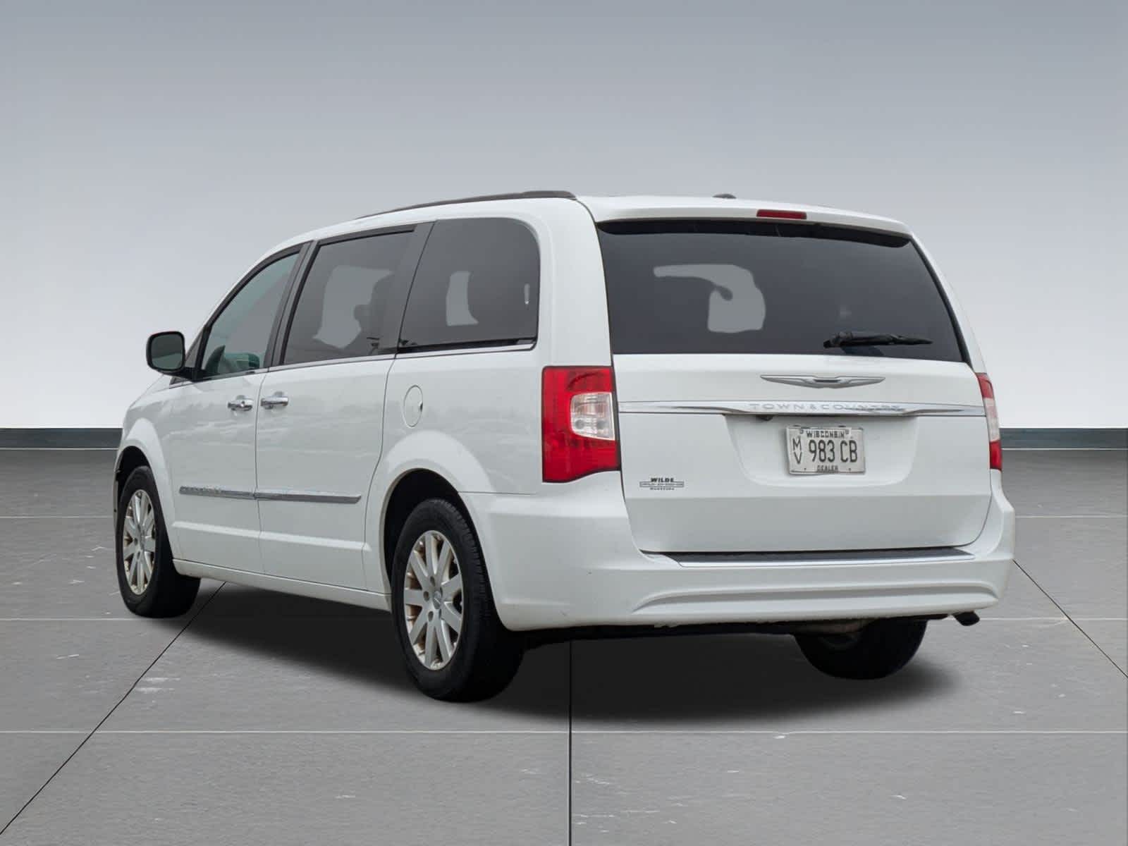 Thumbnail: 2015 Chrysler Town & Country - 4