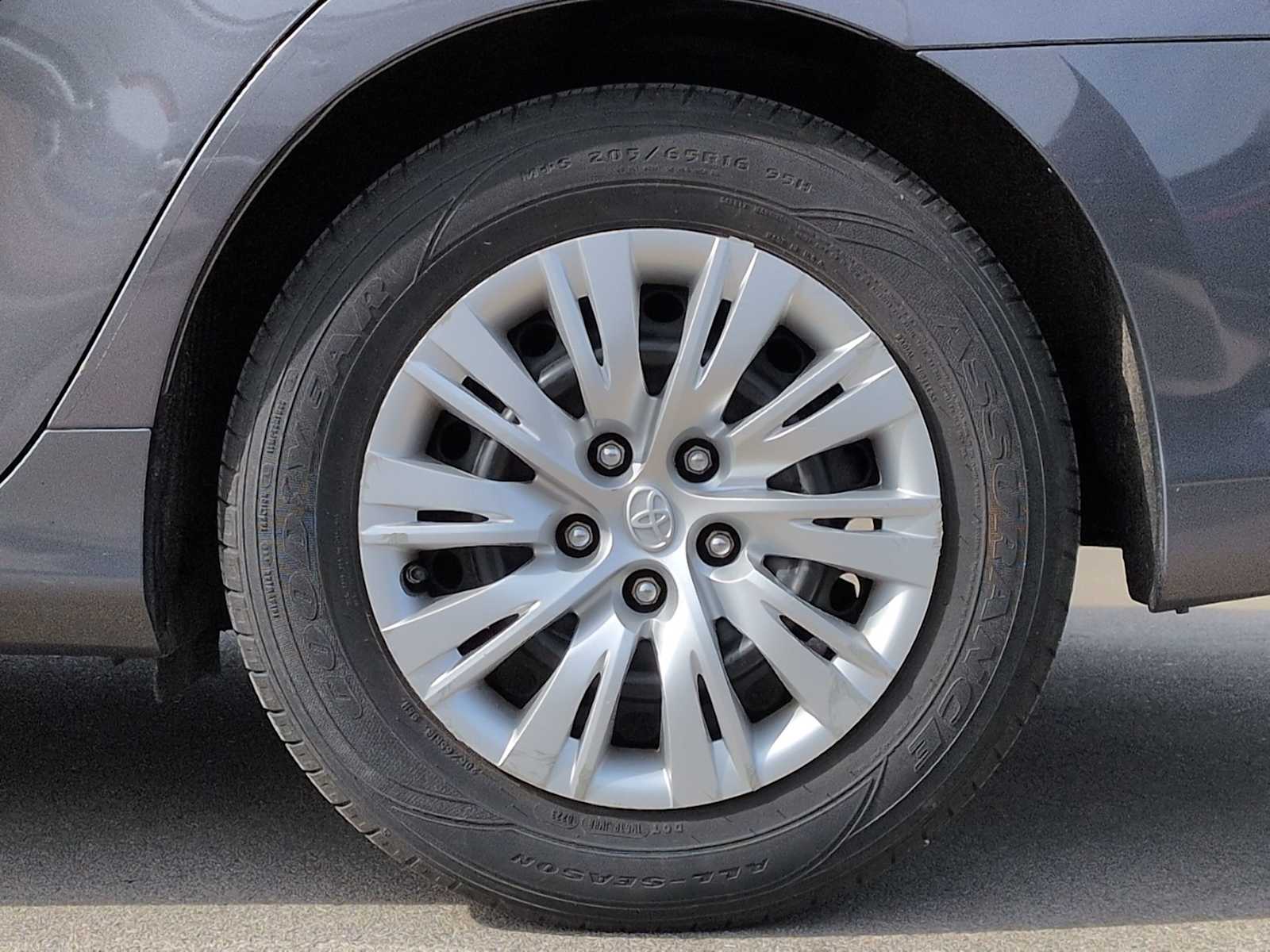 Thumbnail: 2014 Toyota Camry - 14