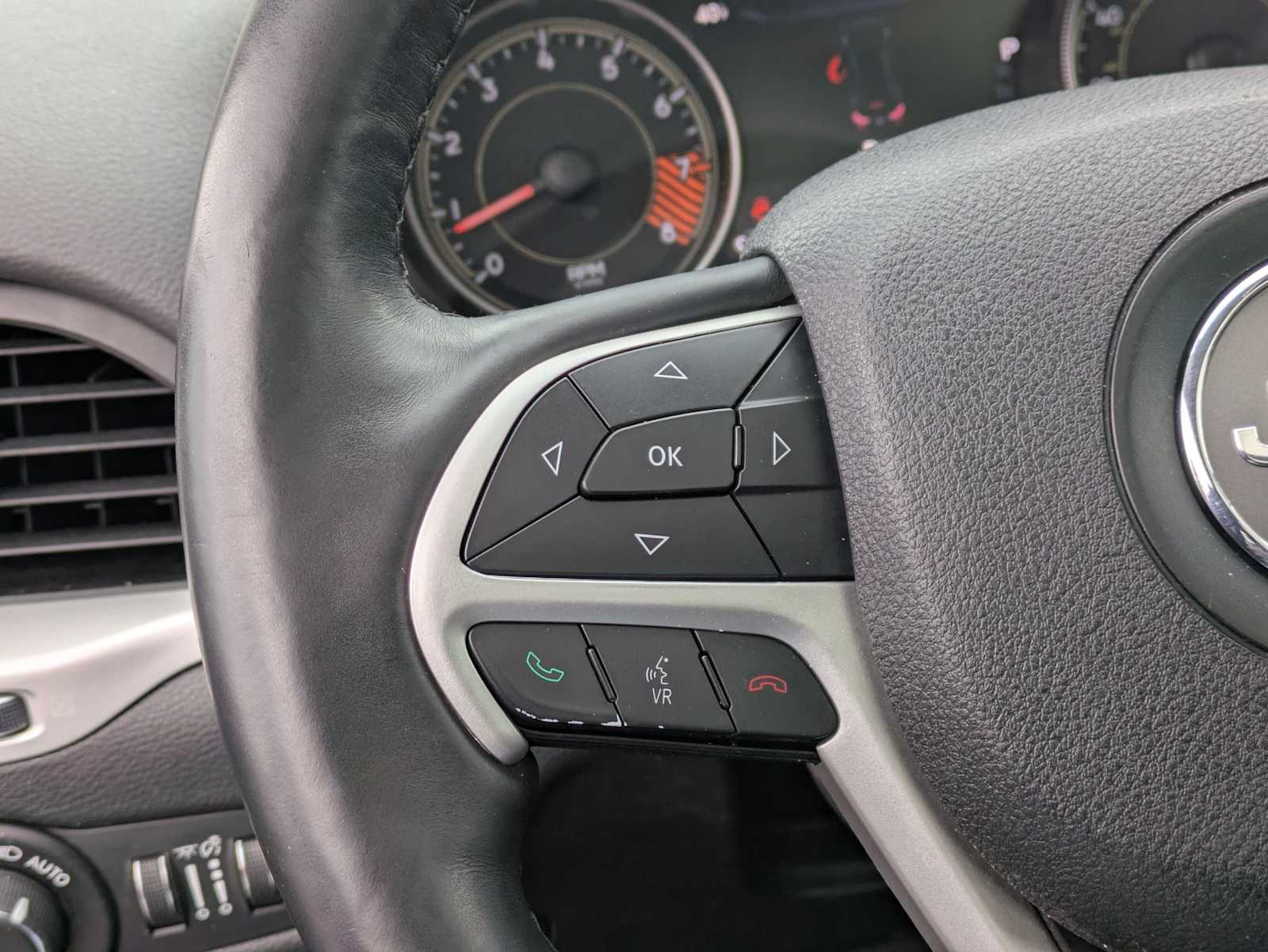 Thumbnail: 2014 Jeep Cherokee - 25