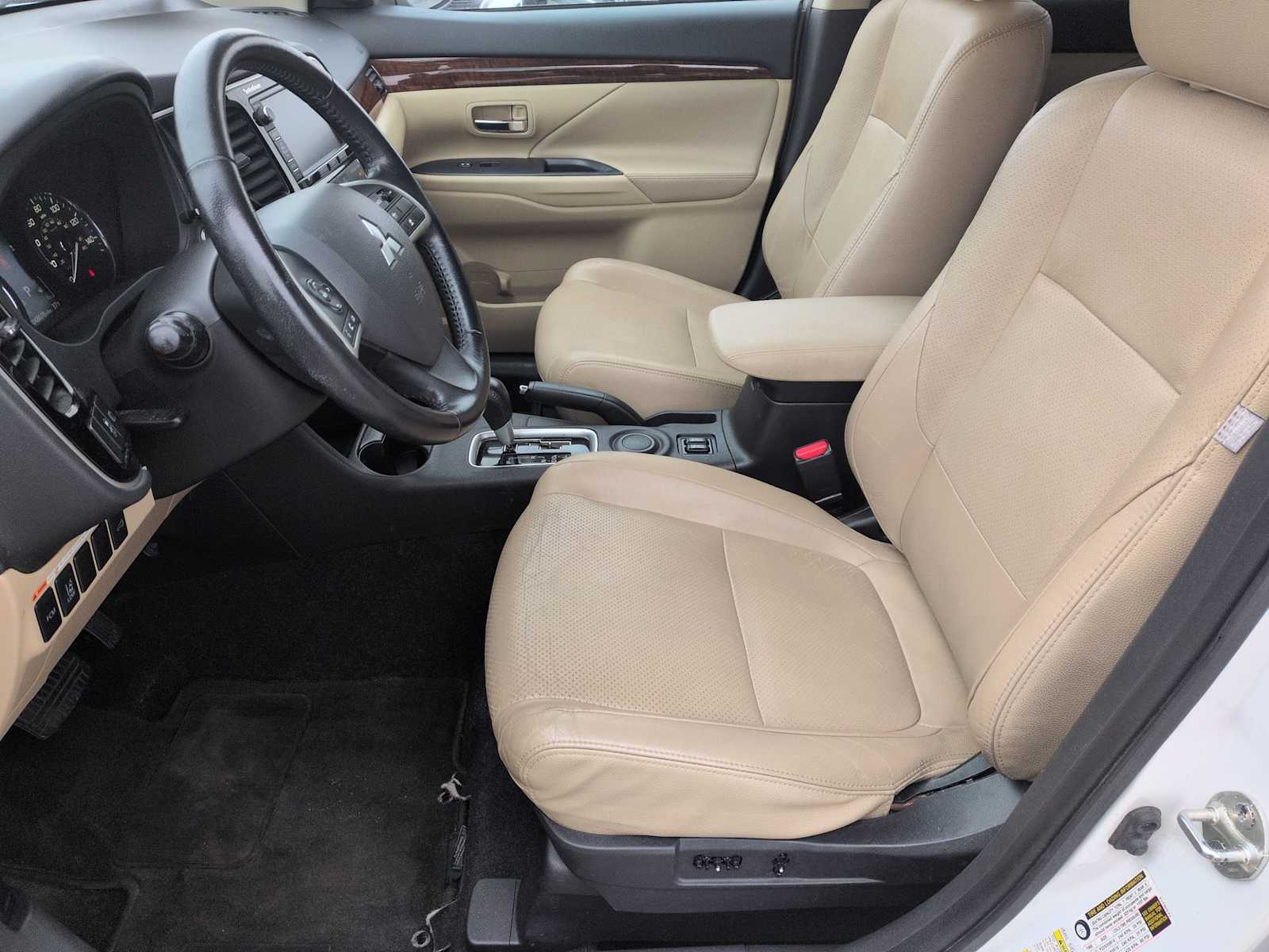 Thumbnail: 2014 Mitsubishi Outlander - 16