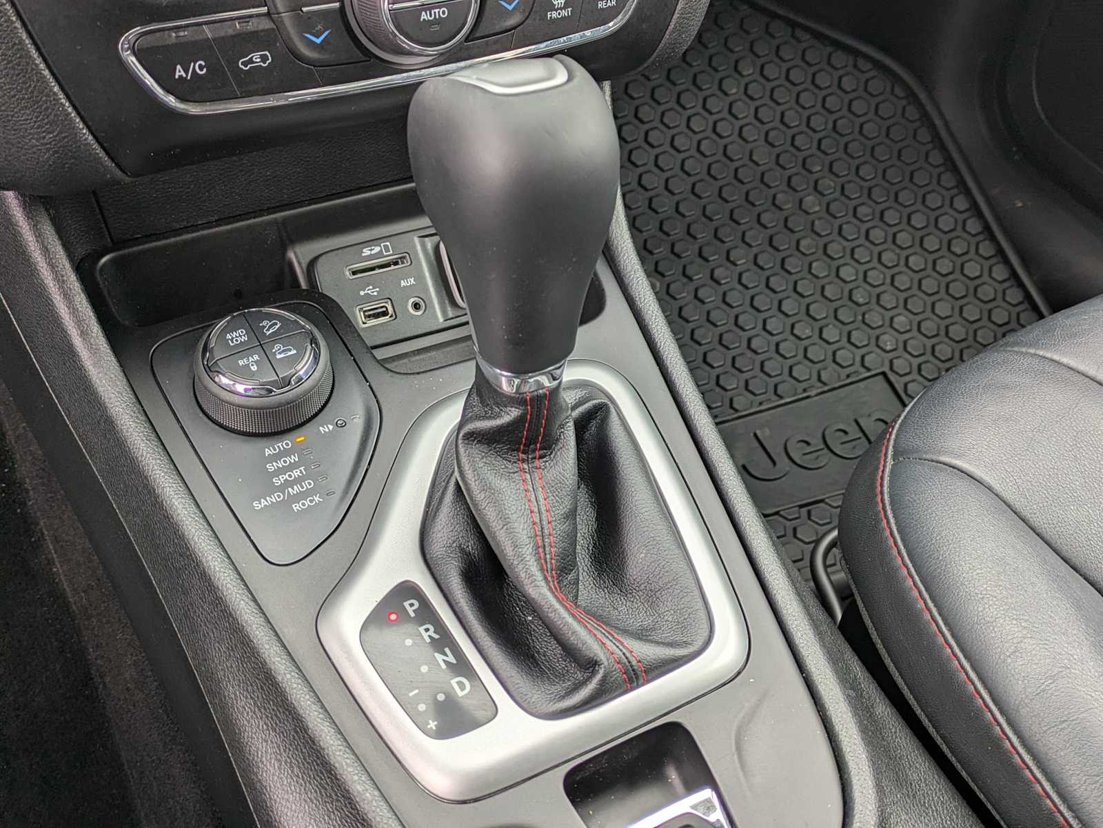 Thumbnail: 2014 Jeep Cherokee - 32