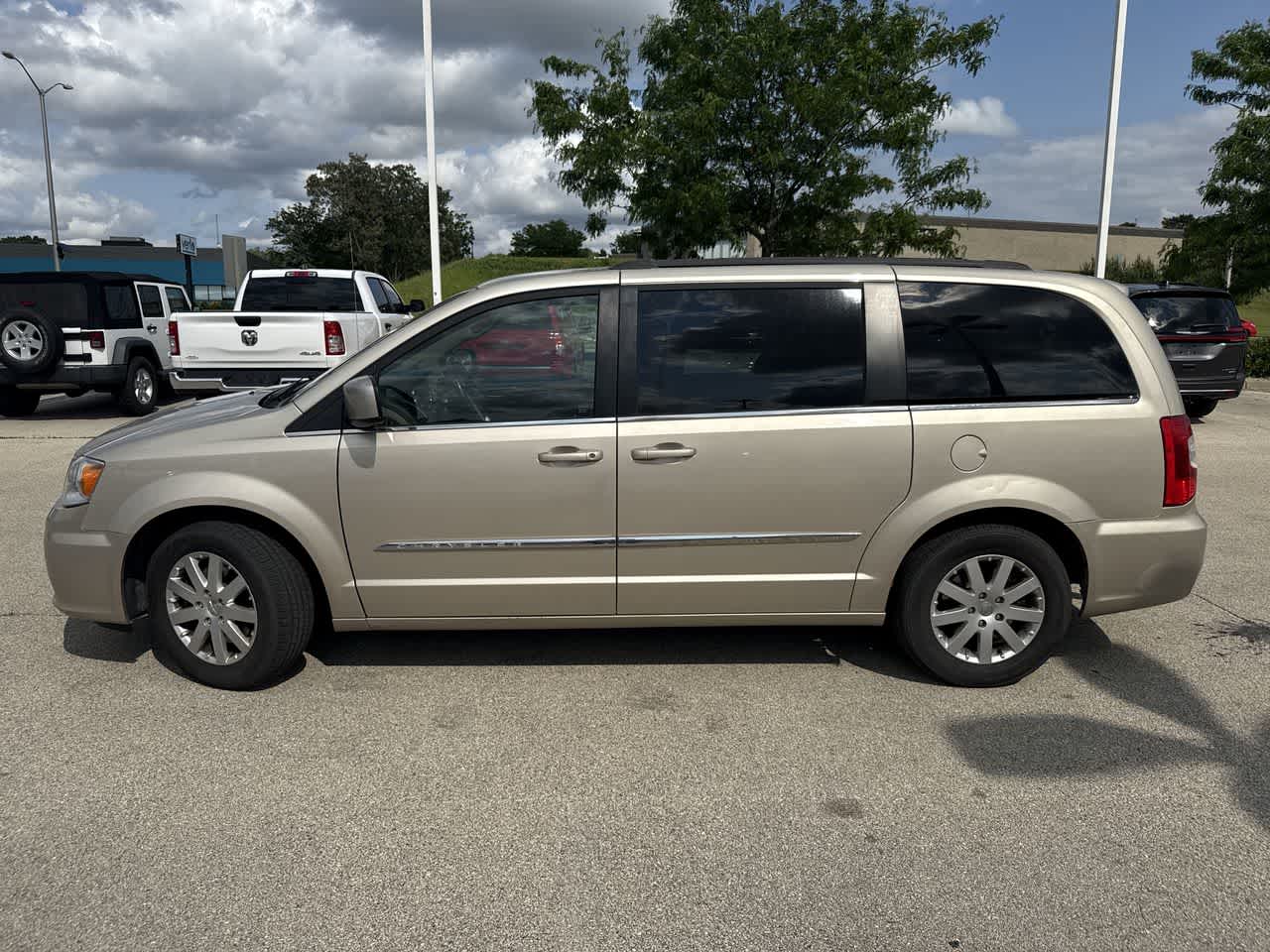 Thumbnail: 2014 Chrysler Town & Country - 3