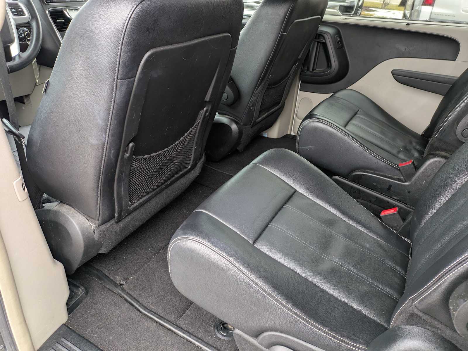 Thumbnail: 2015 Chrysler Town & Country - 16