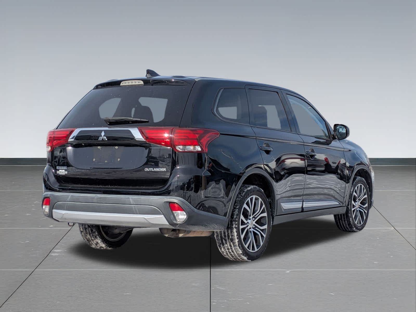 Thumbnail: 2017 Mitsubishi Outlander - 6