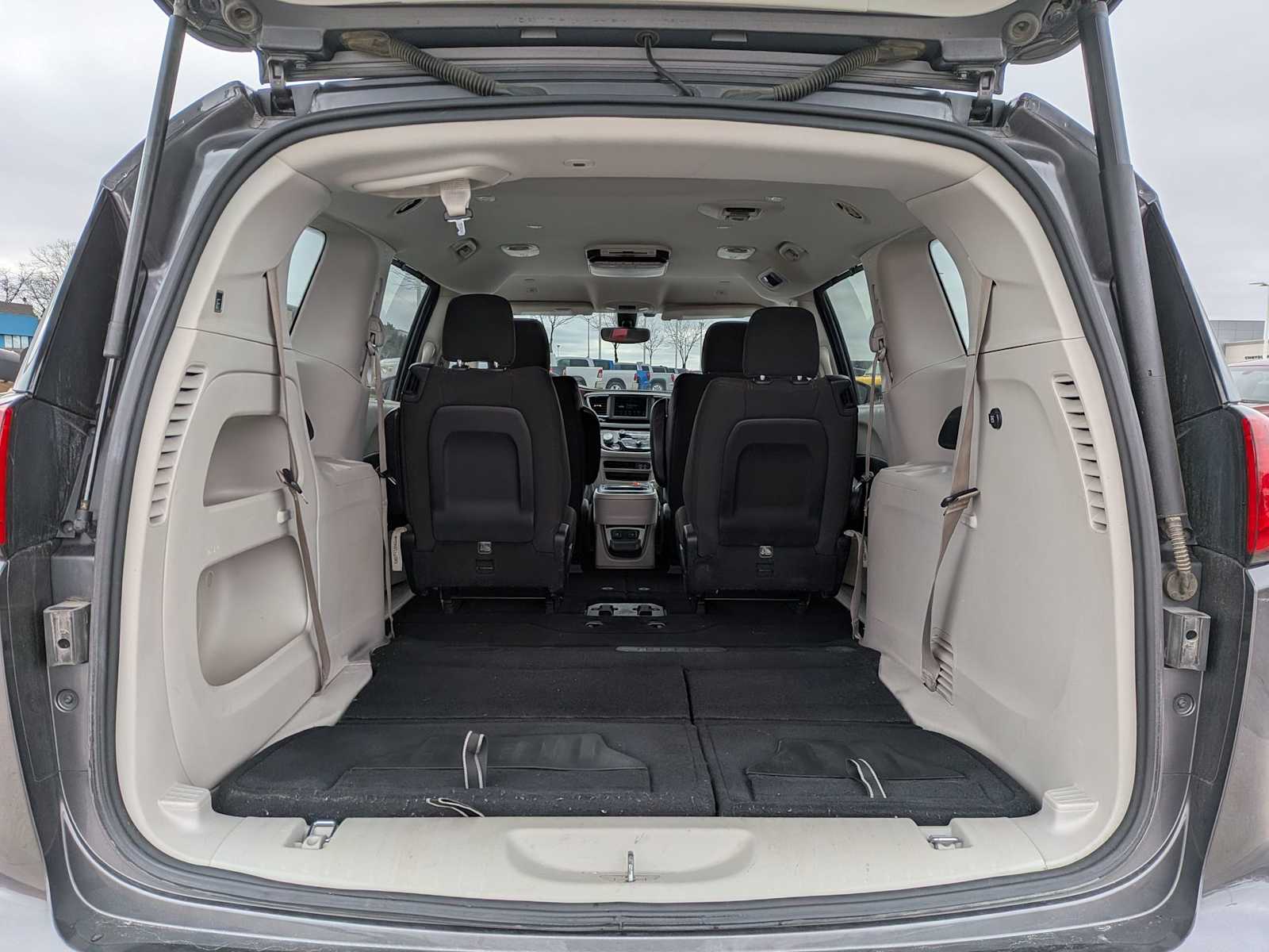 Thumbnail: 2018 Chrysler Pacifica - 32