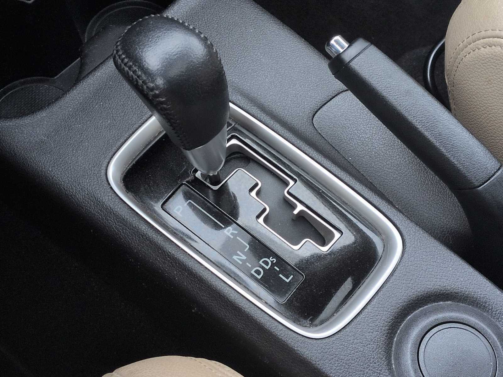 Thumbnail: 2014 Mitsubishi Outlander - 30