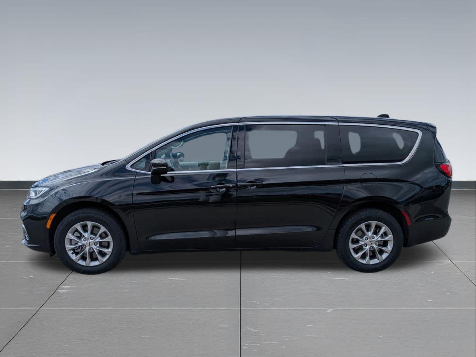 Thumbnail: 2023 Chrysler Pacifica - 3