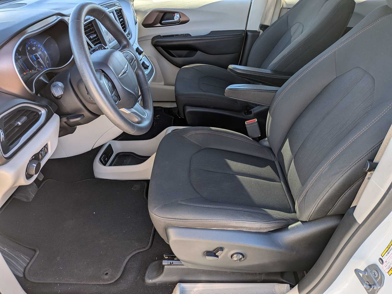 Thumbnail: 2018 Chrysler Pacifica - 14