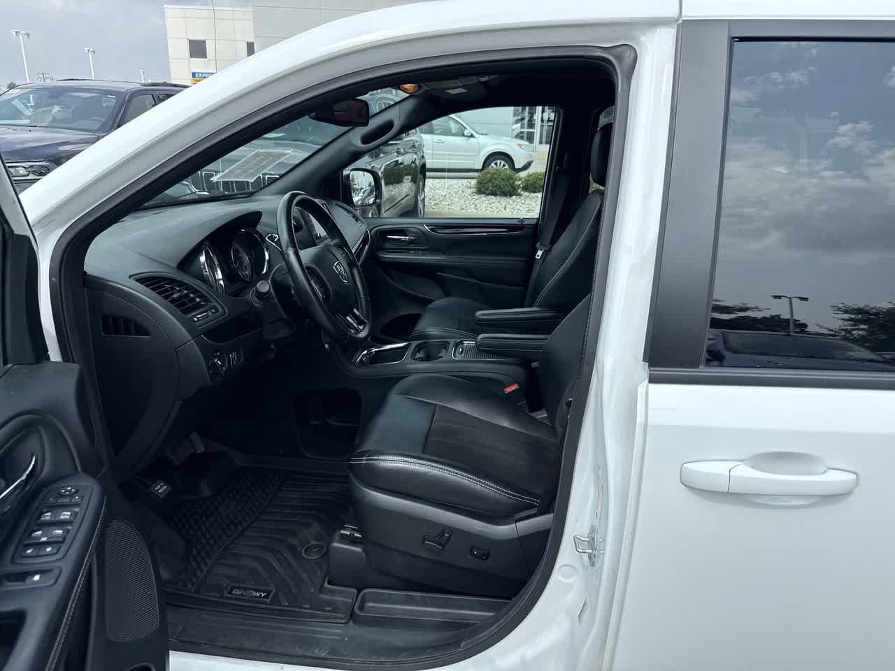Thumbnail: 2019 Dodge Grand Caravan - 2