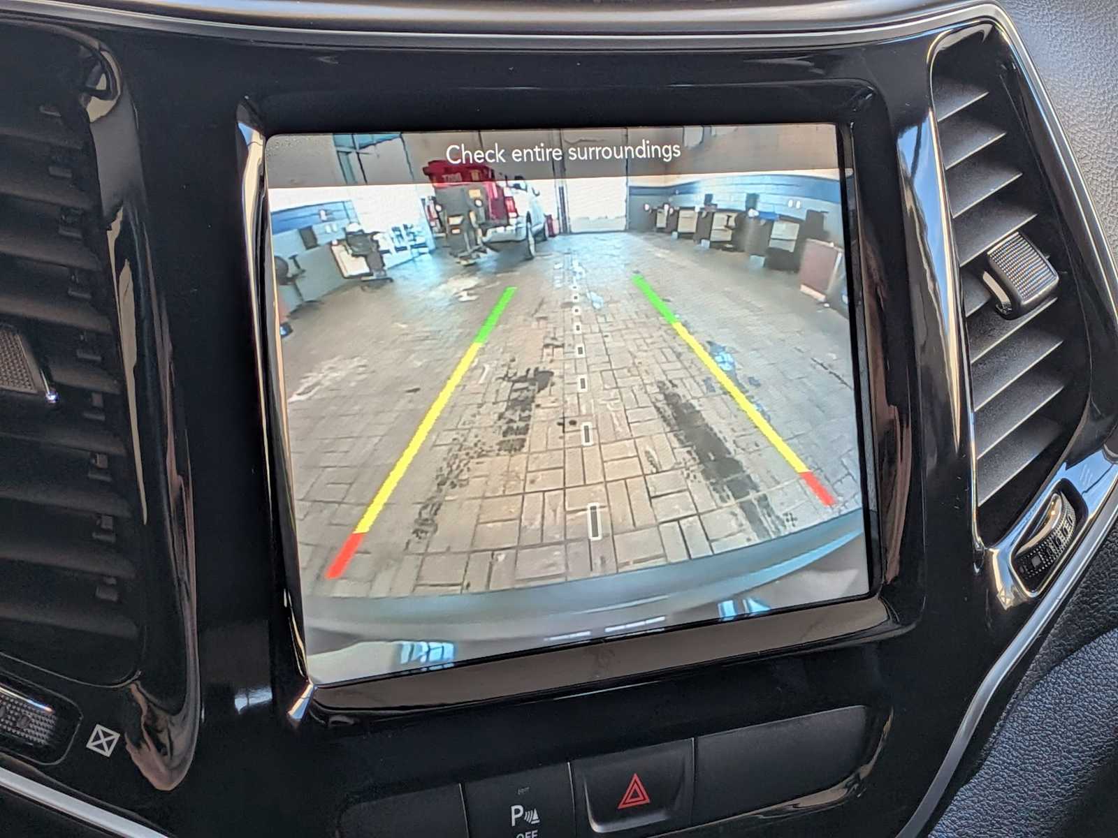 Thumbnail: 2020 Jeep Cherokee - 27