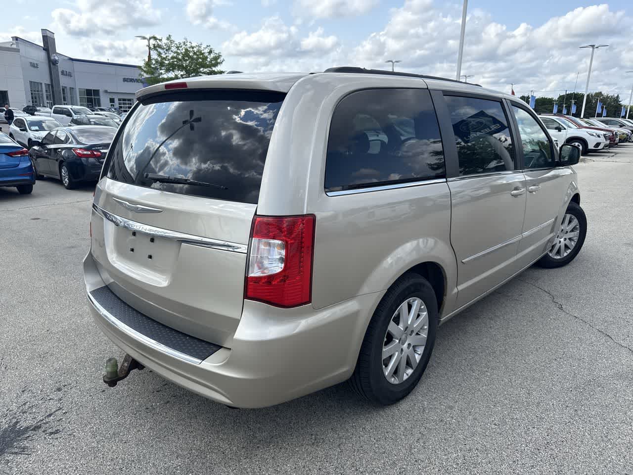 Thumbnail: 2014 Chrysler Town & Country - 6