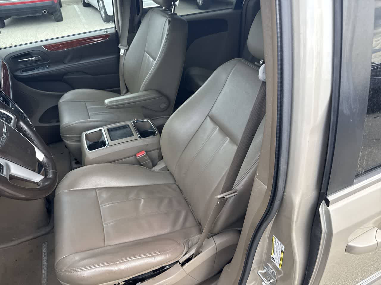 Thumbnail: 2014 Chrysler Town & Country - 26
