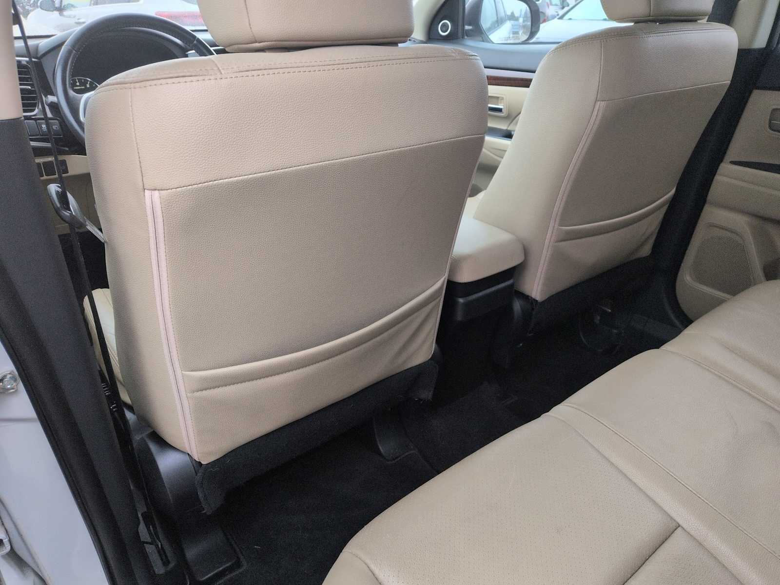 Thumbnail: 2014 Mitsubishi Outlander - 17