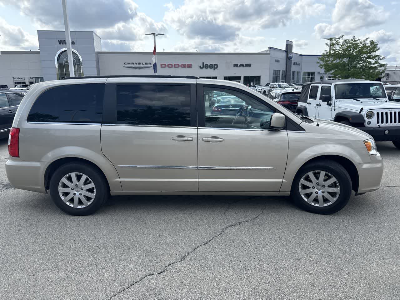 Thumbnail: 2014 Chrysler Town & Country - 7