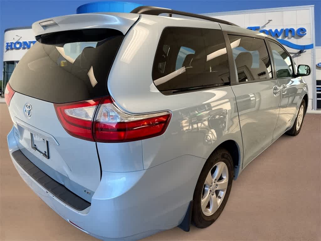Thumbnail: 2017 Toyota Sienna - 8