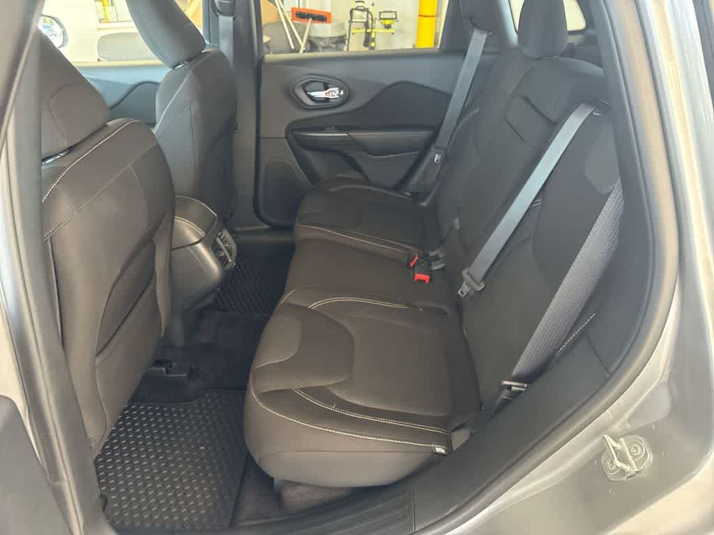 Thumbnail: 2017 Jeep Cherokee - 21