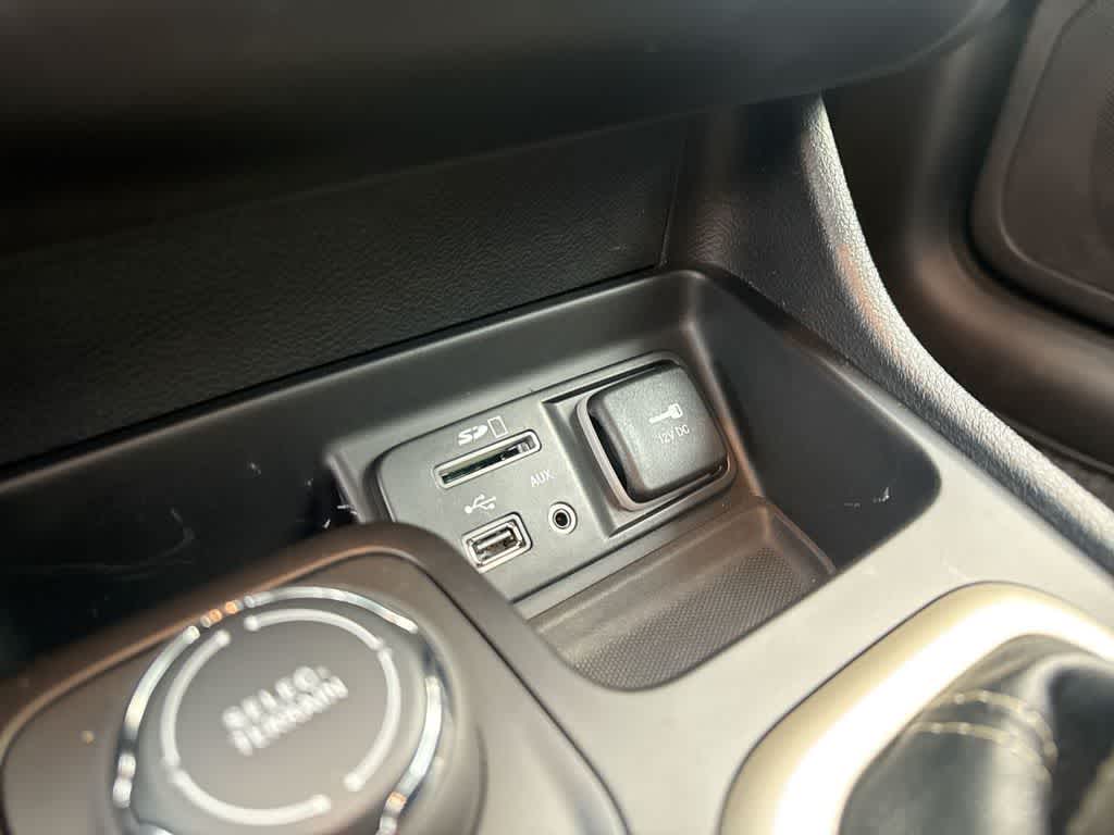 Thumbnail: 2017 Jeep Cherokee - 32