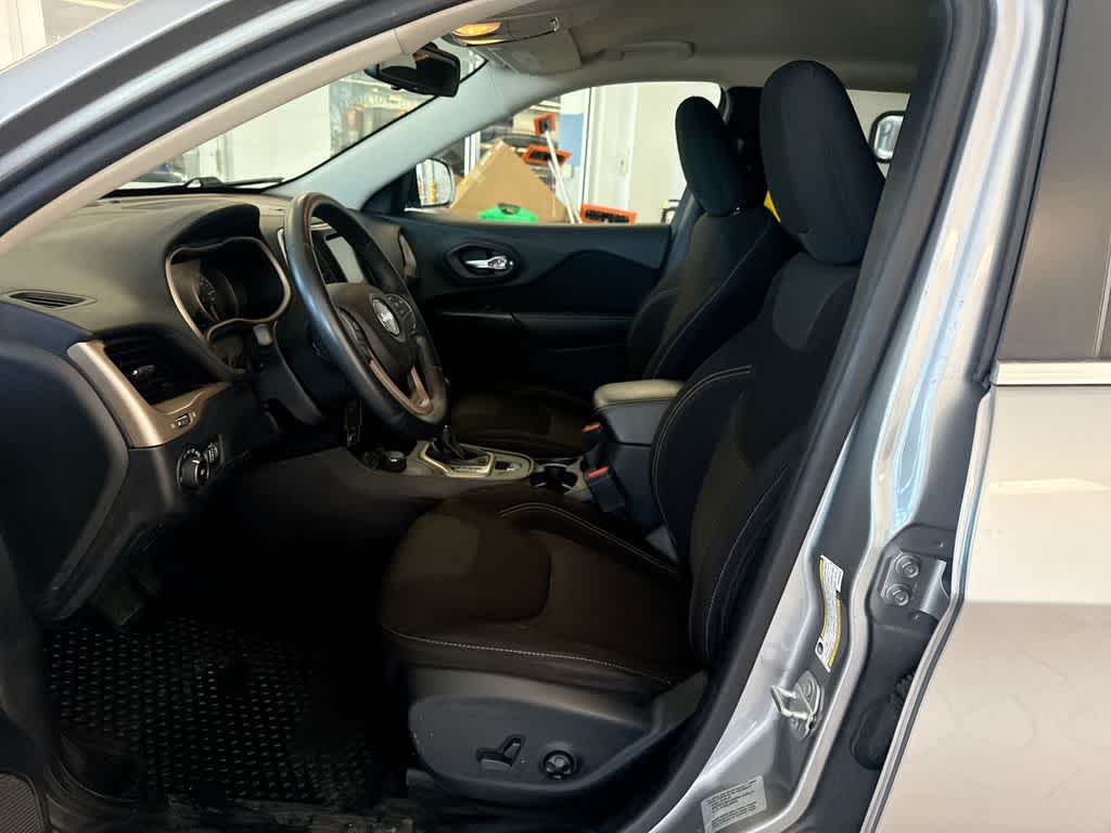 Thumbnail: 2017 Jeep Cherokee - 18