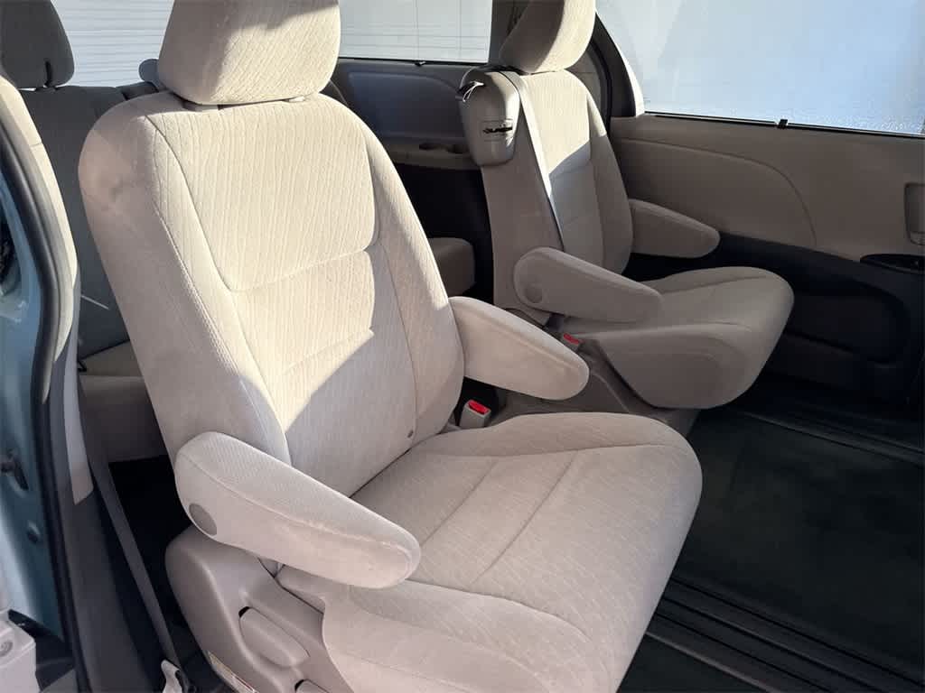 Thumbnail: 2017 Toyota Sienna - 21