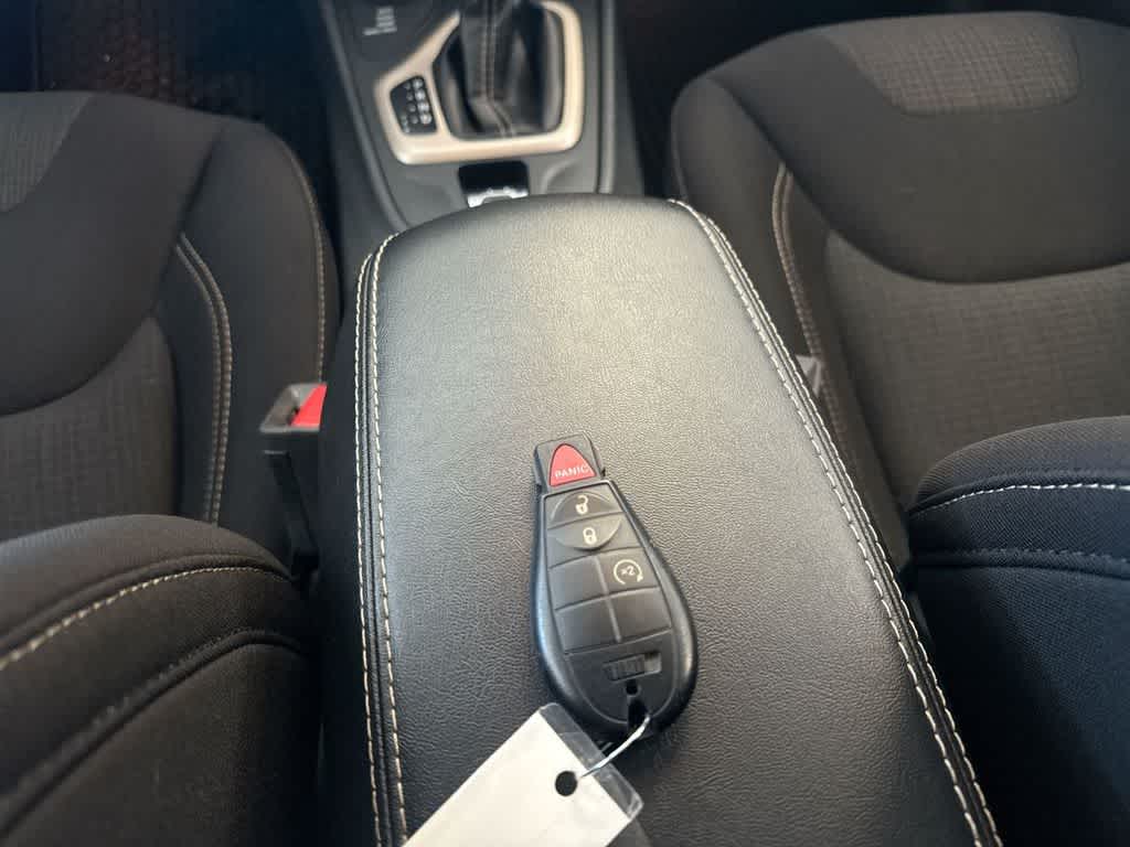 Thumbnail: 2017 Jeep Cherokee - 36