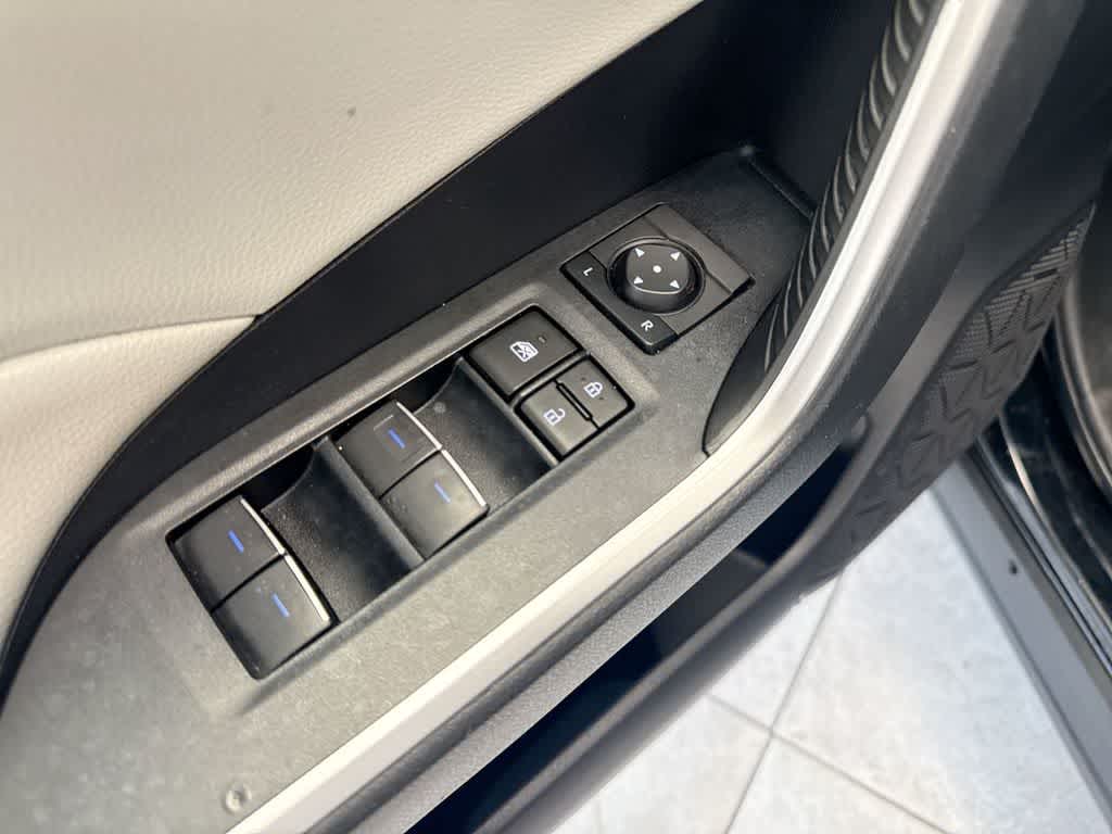 Thumbnail: 2022 Toyota RAV4 - 17