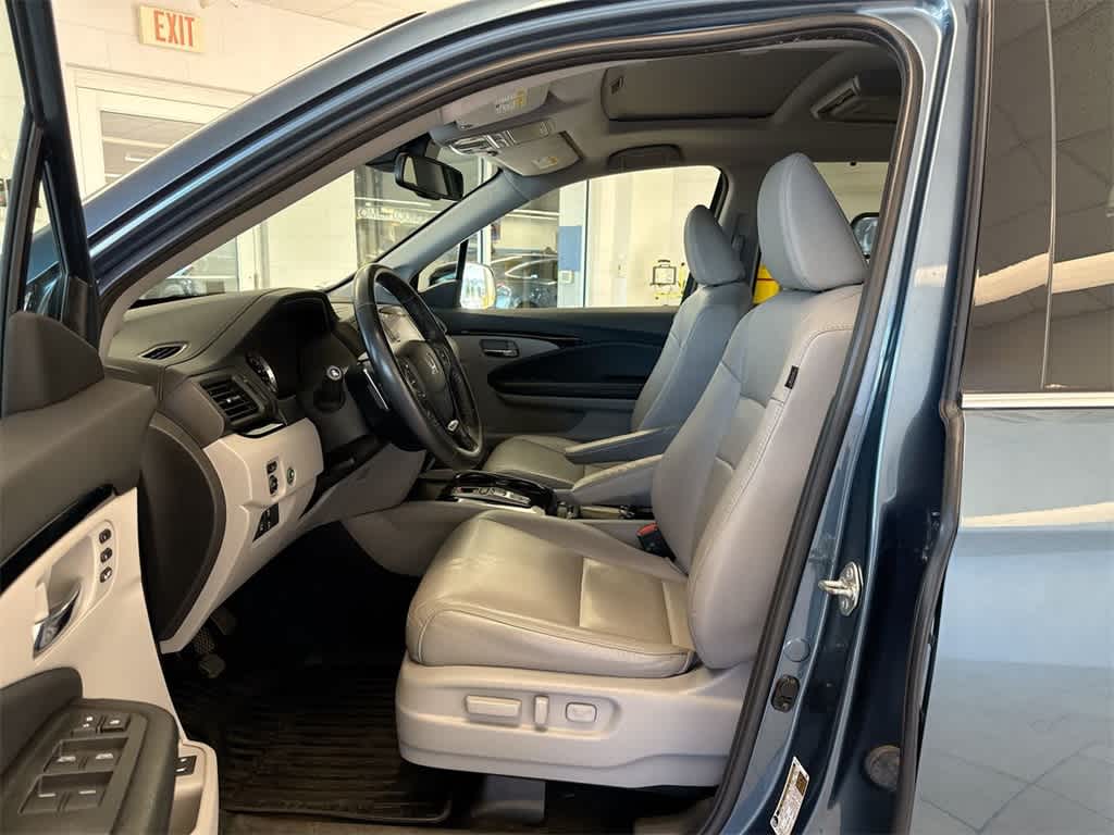 Thumbnail: 2017 Honda Pilot - 16