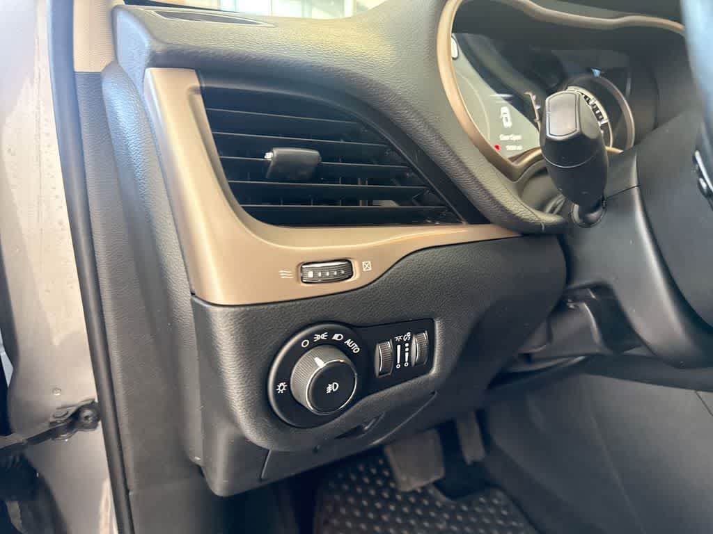 Thumbnail: 2017 Jeep Cherokee - 38