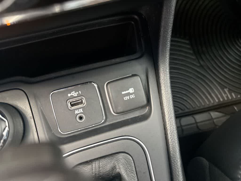 Thumbnail: 2021 Jeep Cherokee - 32