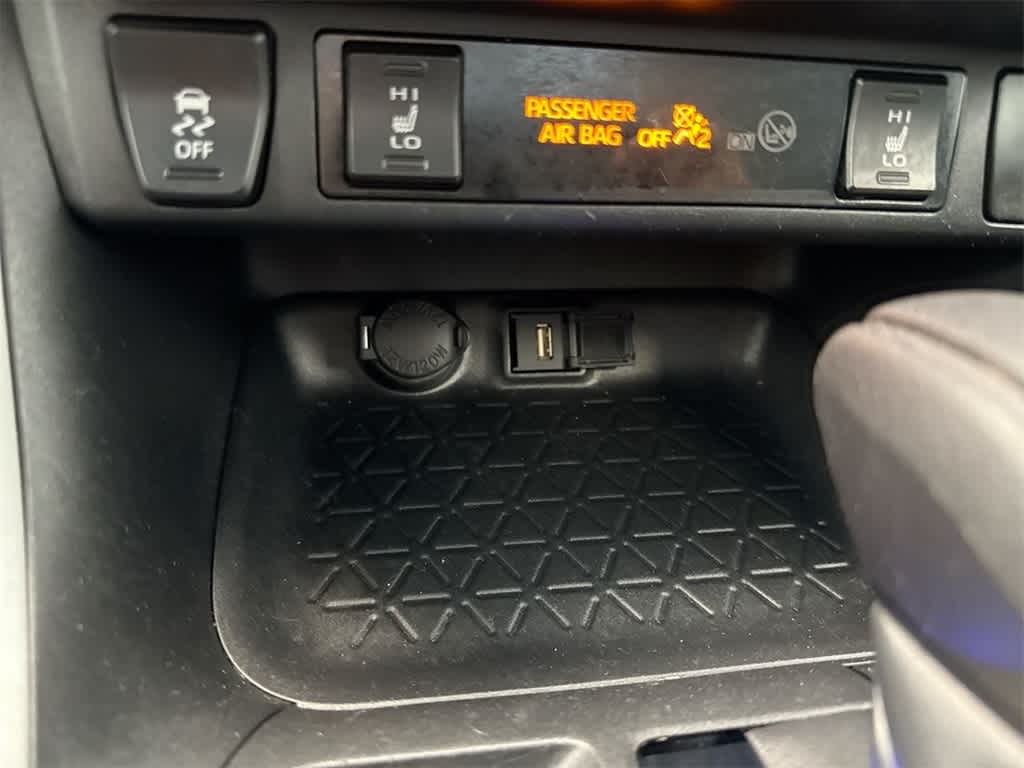 Thumbnail: 2020 Toyota RAV4 - 31