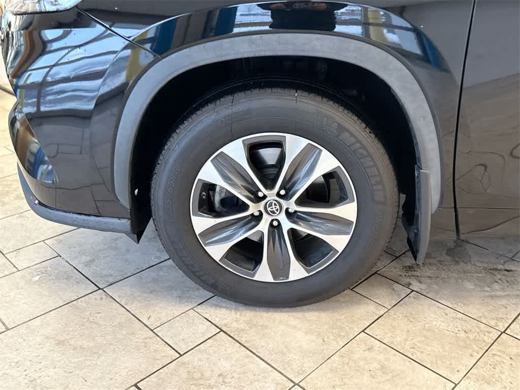 Thumbnail: 2022 Toyota Highlander - 14