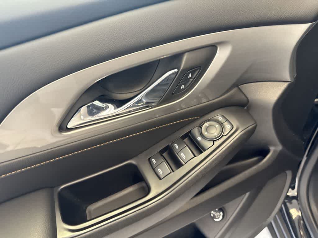 Thumbnail: 2018 Chevrolet Traverse - 17