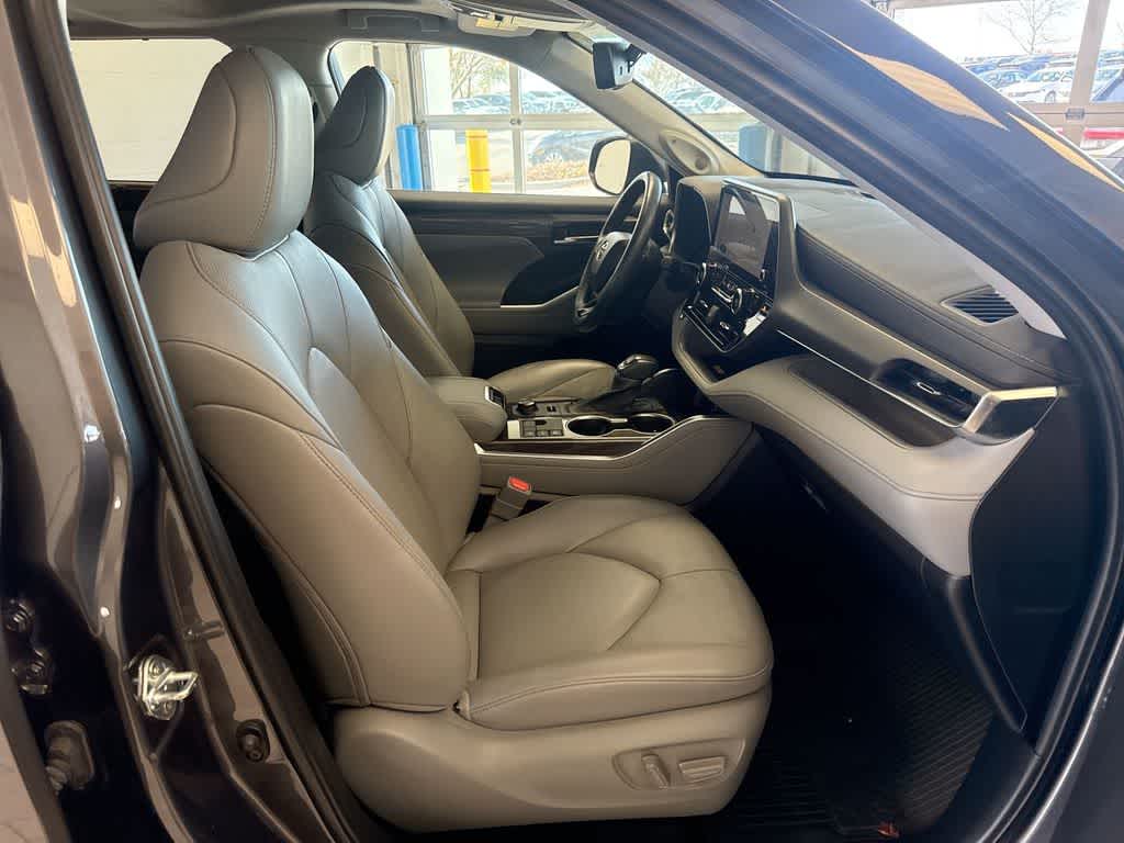 Thumbnail: 2023 Toyota Highlander - 24